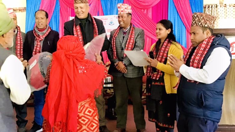 न्यानो कपडा वितरण गर्दै टोखा-१ ले गर्यो सम्मान