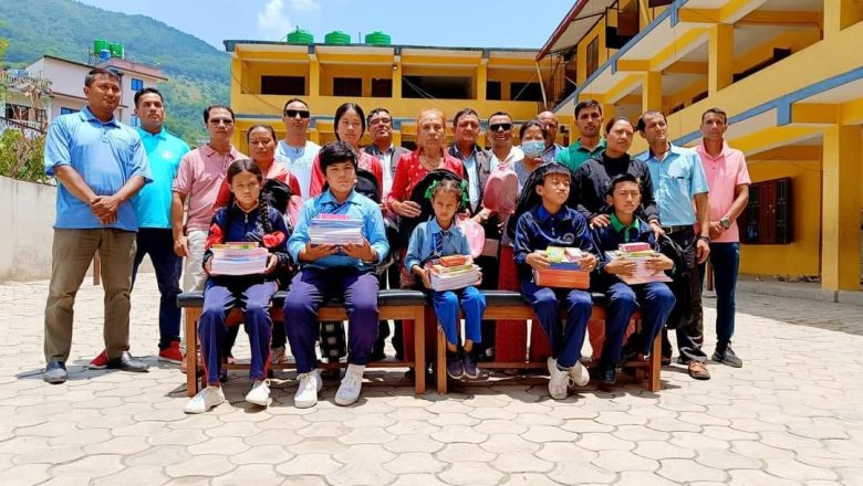 बौडेश्वर माध्यमिक बिद्यालयका पुर्व विद्यार्थी समूह द्वारा  छात्रवृत्ति प्रदान