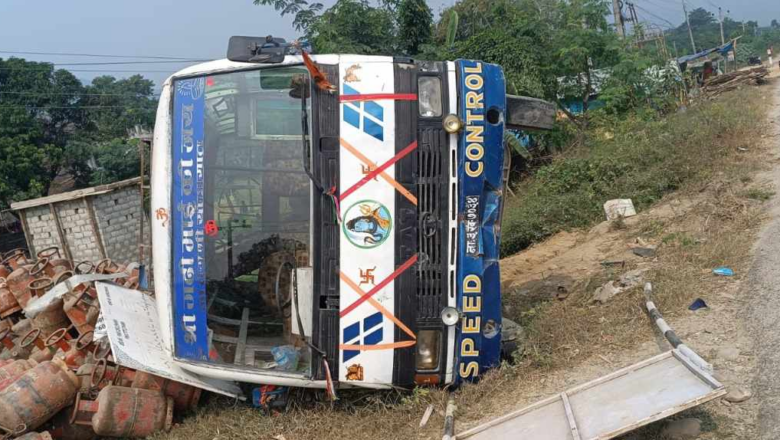 सिरहामा यात्रुवाहक बस पल्टिँदा १३ जना घाइते