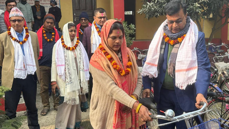 सर्लाहीको गोडैता नगरपालिकाले महिला स्वास्थ्य स्वयंसेविकालाई साइकल वितरण