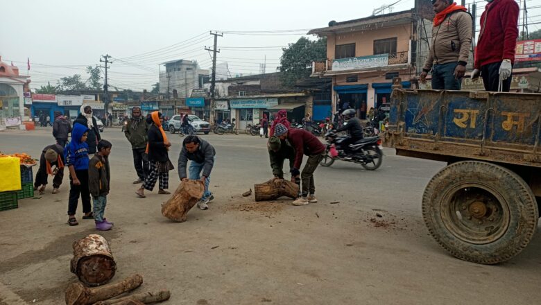 अत्यधिक चिसो र शीतलहर बढेपछि नगरपालिकाद्वारा दाउरा वितरण