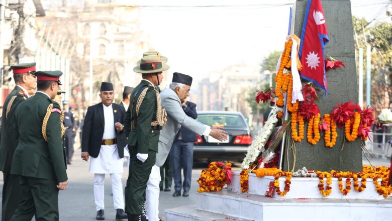 राष्ट्रिय एकता दिवस अवसरमा राष्ट्रपति रामचन्द्र पौडेलद्वारा पृथ्वीनारायण शाहको शालिकमा माल्यार्पण