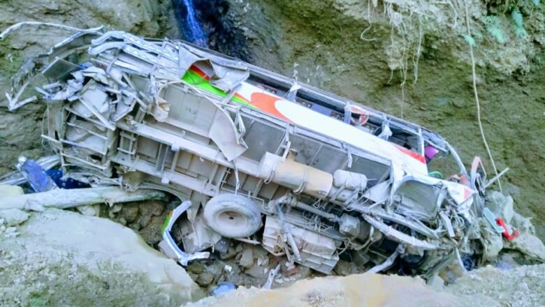 काभ्रेमा बस दुर्घटना, एक जनाको मृत्यु, एक जना गम्भीर घाइते