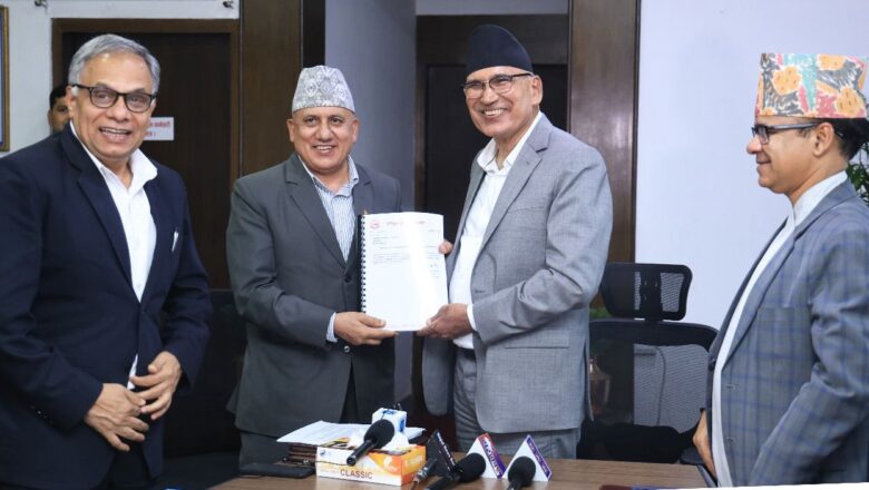 आर्थिक वर्ष २०८२/८३ को बजेट तर्जुमा सम्बन्धी प्रतिवेदन अर्थमन्त्री पौडेललाई हस्तान्तरण