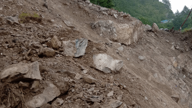 सुक्खा पहिरोका कारण नारायणगढ–बुटवल सडकखण्डको दाउन्ने क्षेत्रमा सवारी आवागमन अवरुद्ध