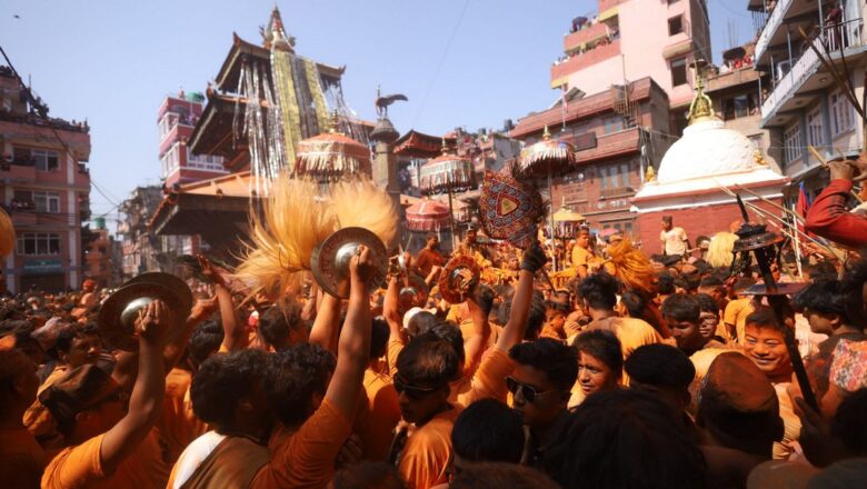 भक्तपुरको  मध्यपुर थिमिमा बिस्का जात्राअन्तर्गत सिन्दुर जात्रा मनाइँदै ।