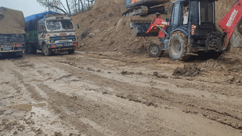 वर्षाका कारण सडक चिप्लो हुदा सूर्यविनायक–जगाति सडकमा यातायात सेवा प्रभावित