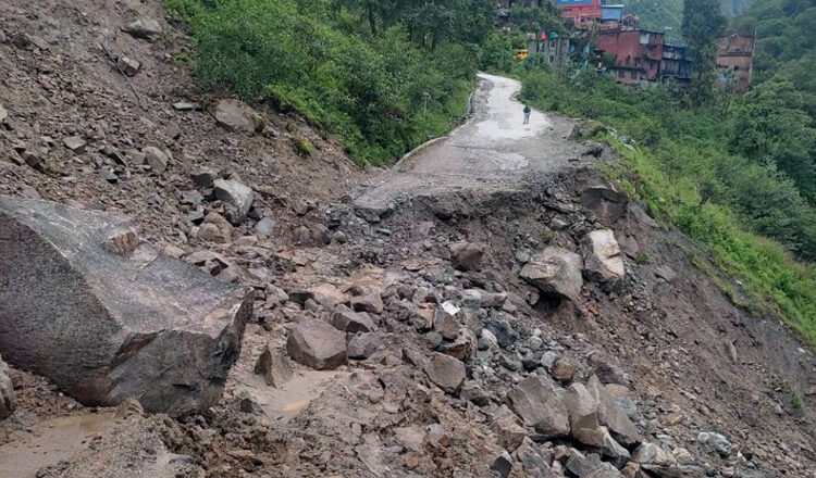 बाढीपहिरोबाट देशभरका आठ राजमार्ग पूर्ण अवरुद्ध
