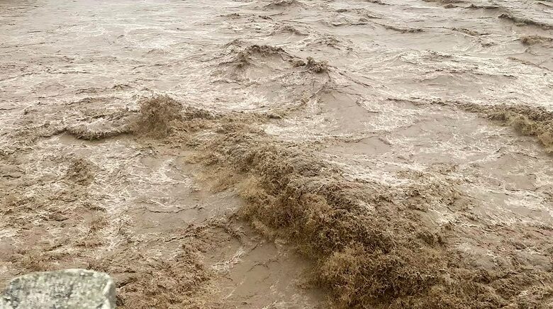 महाकाली नदीमा पानीको बहाव बढेपछि शारदा ब्यारेजमा चार पाङ्ग्रे सवारीसाधन आवतजावतमा रोक