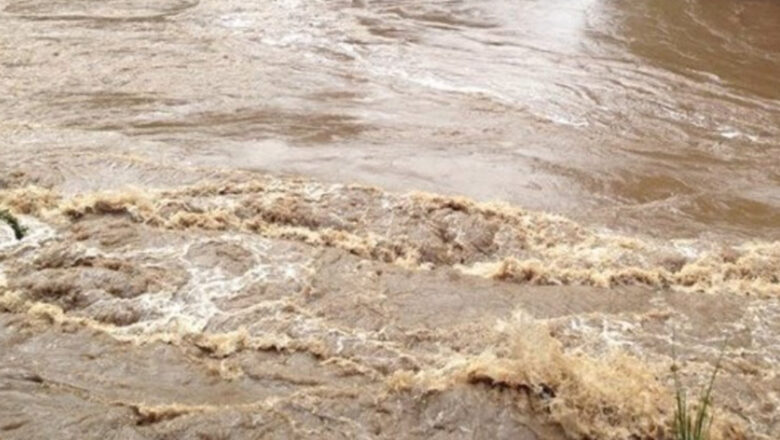 महाकाली नदीमा पानीको बहाव बढेपछि शारदा ब्यारेजमा चार पाङ्ग्रे सवारीसाधनको आवागमनमा रोक