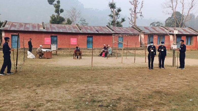 मतदाताको उपस्थिति नहुँदा दाङका दुई मतदान केन्द्रमा मतदानमा ढिलाई