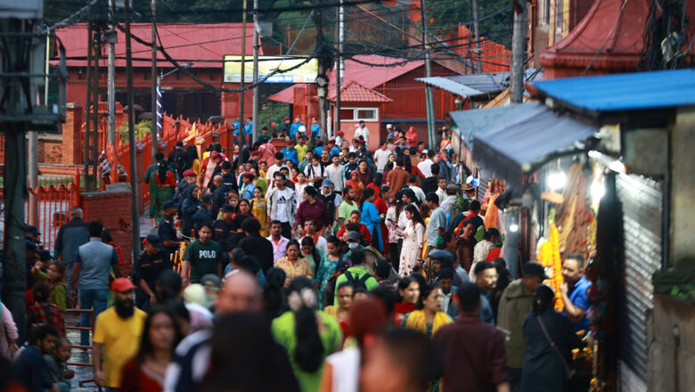 श्रावणको पहिलो सोमबारः पशुपतिनाथमा भक्तजनको घुँइच